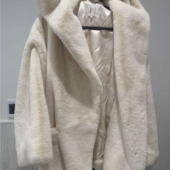 Helsa : The Hooded Faux Fur Coat in White - Picture 8 of 9